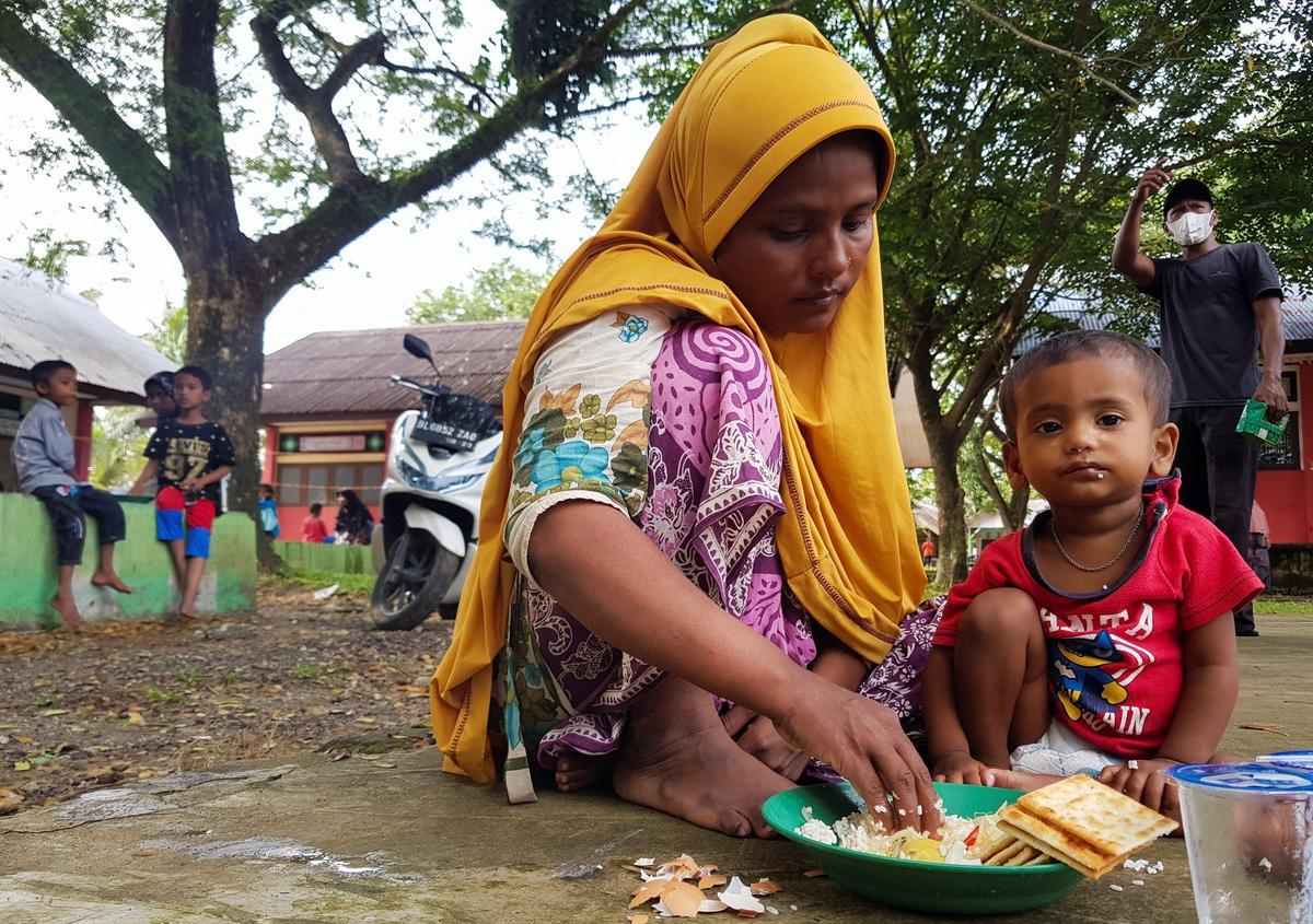 Un barco con casi 200 rohingyas desembarca en la costa de Indonesia