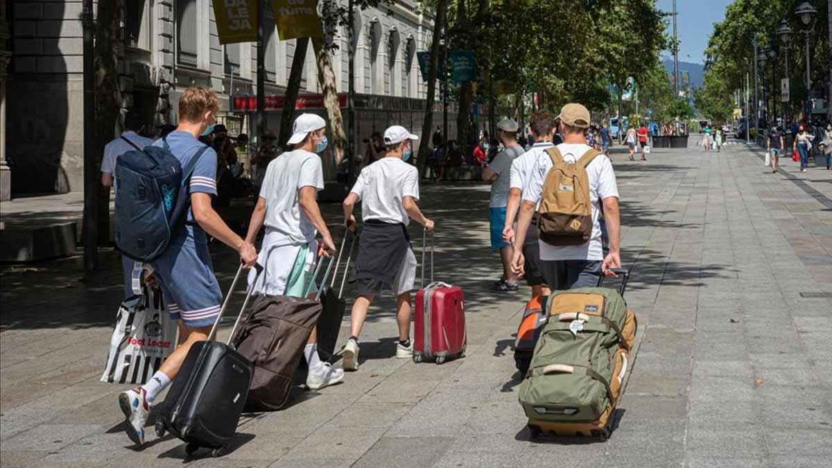 El IPC cae un 0,4 % en septiembre y encadena seis meses de tasas negativas. En la foto, turistas con sus maletas en el centro de Barcelona, en junio pasado.