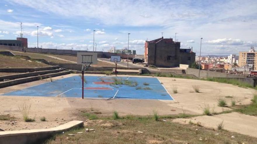 La pista deportiva de l&#039;Alquerieta se llena de maleza por falta de limpieza