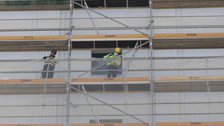 Trabajadores ayer en la construcción de la Ciudad de la Justicia en Vigo. // Alba Villar