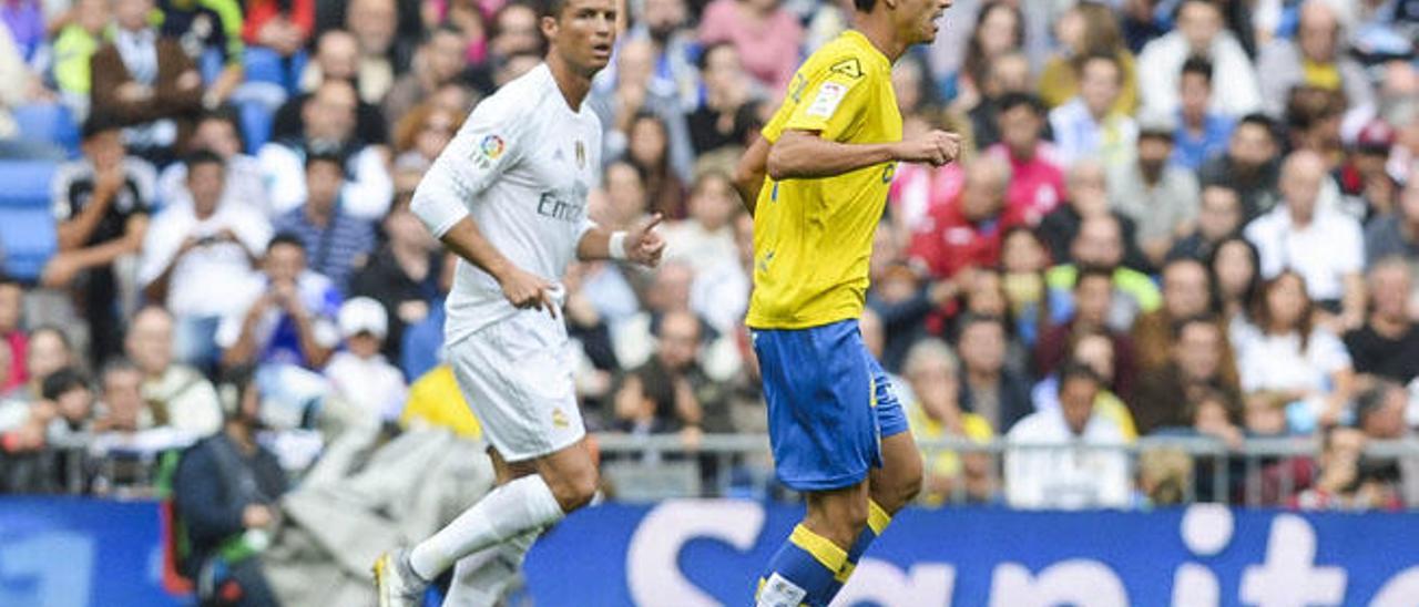 Vicente Gómez controla el balón ante la mirada de Cristiano Ronaldo en el Santiago Bernabéu.