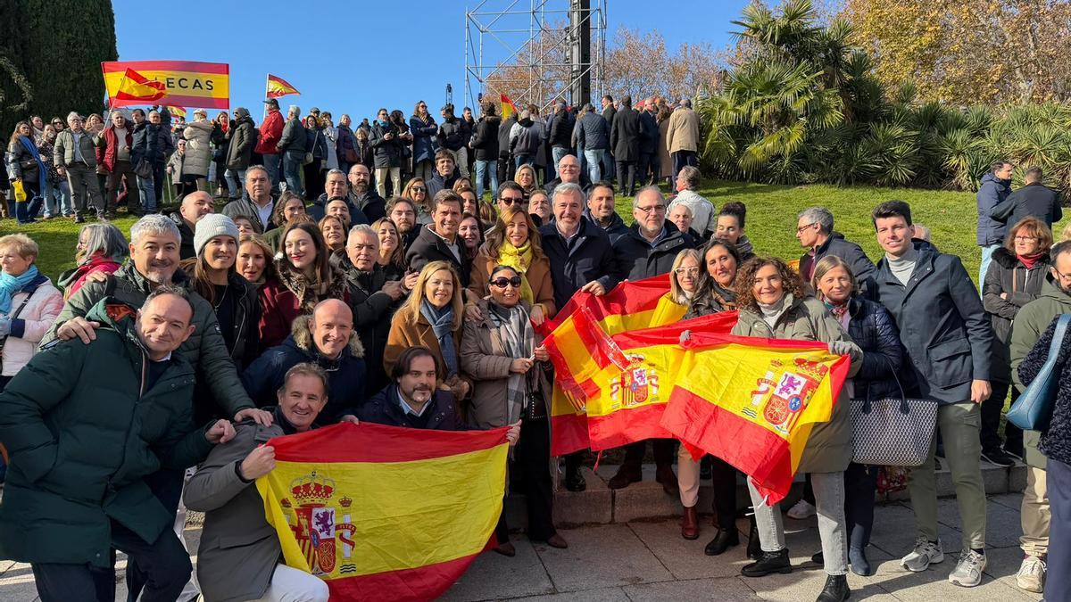 El presidente de Aragón y la delegación aragonesa que se ha trasladado a la manifestación convocada por el PP en Madrid contra la corrupción del PSOE.