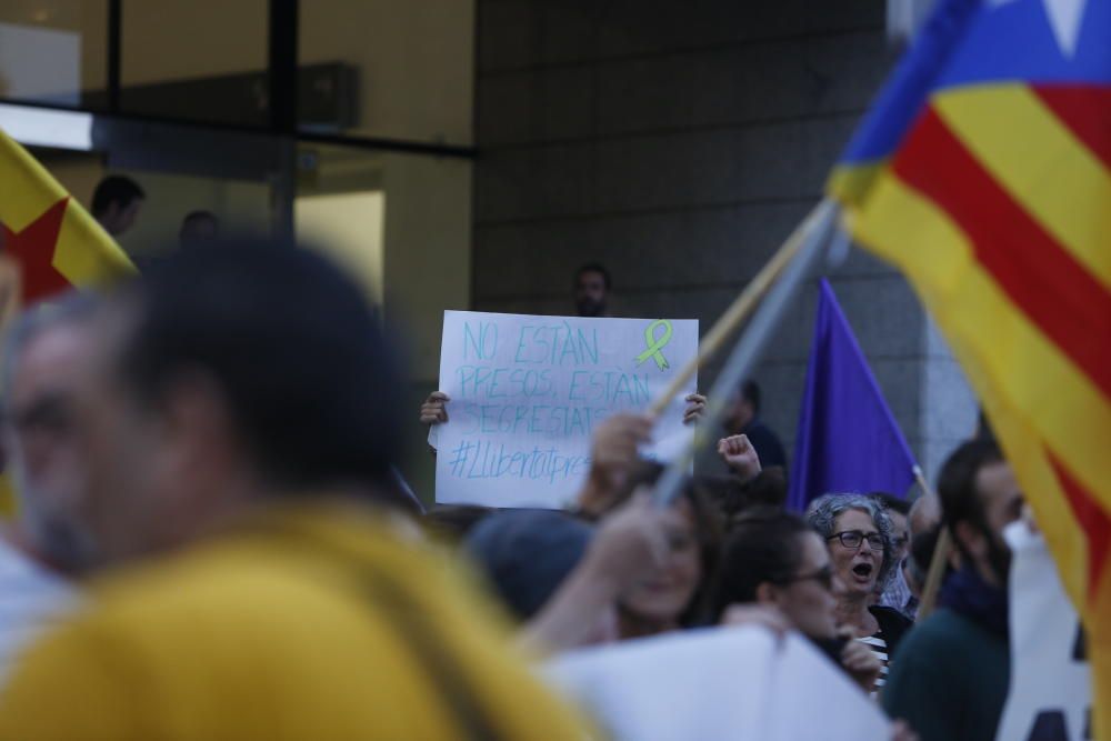 Acció Cultural del País Valencià y otras entidades protestan frente a la estación de Renfe