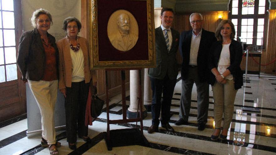 Janice Bourgoyne (izq), Pilar Roca, Pedro Schlueter, Tilman Kuttenkeuler y Encarna Galván, con el busto.