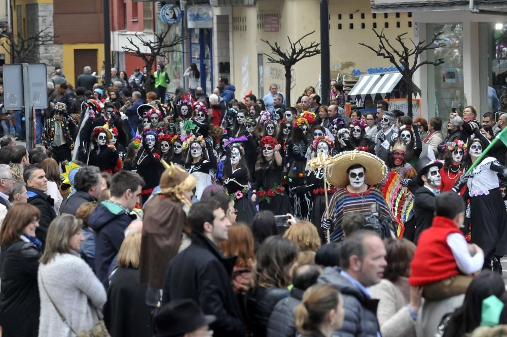 Participantes en el desfile del Antroxu en Pola de Lena.