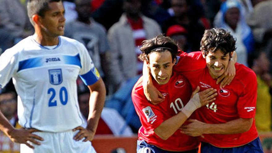 Los jugadores chilenos celebran el gol de la victoria.