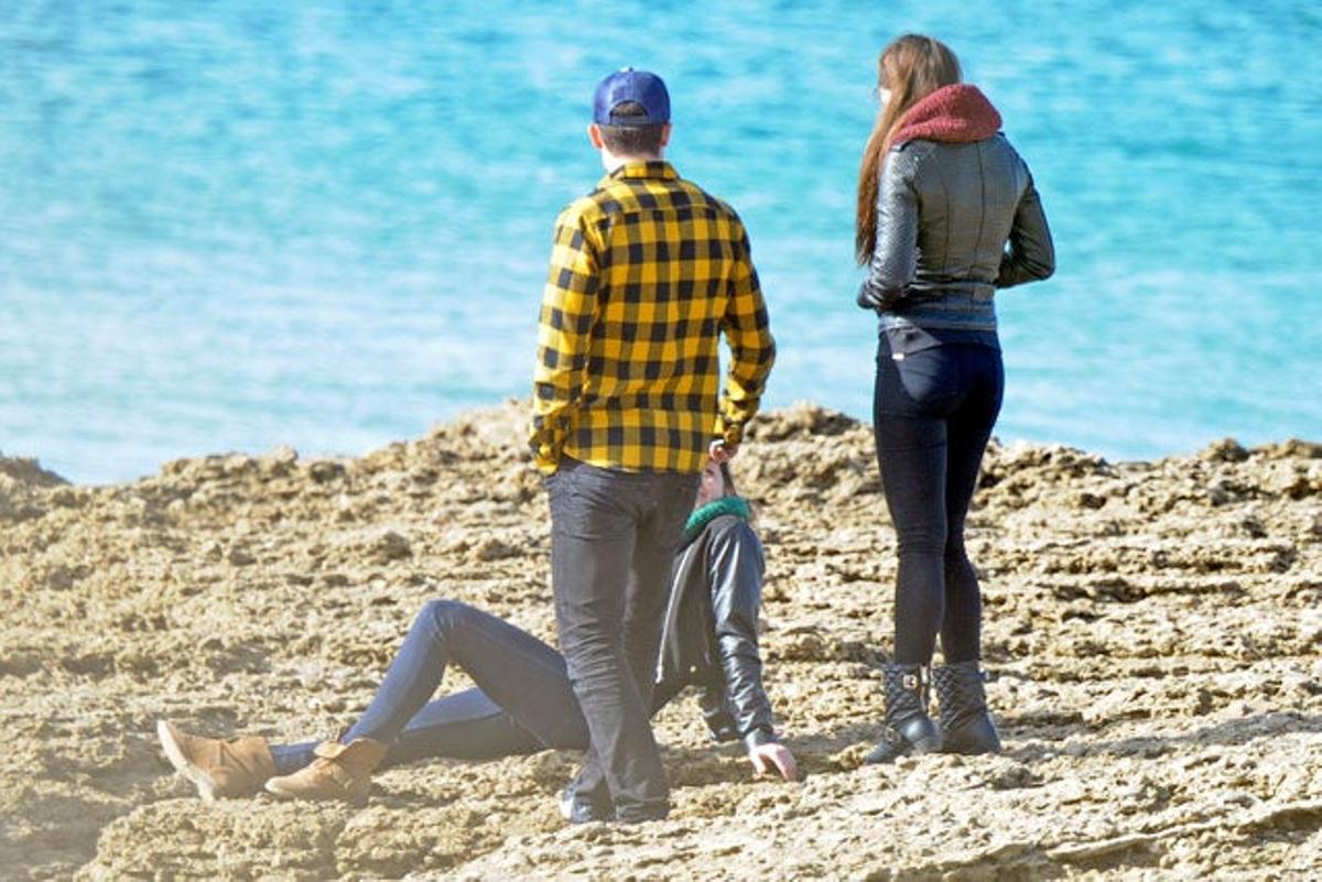 Alex González en la playa de Cádiz con unas amigas