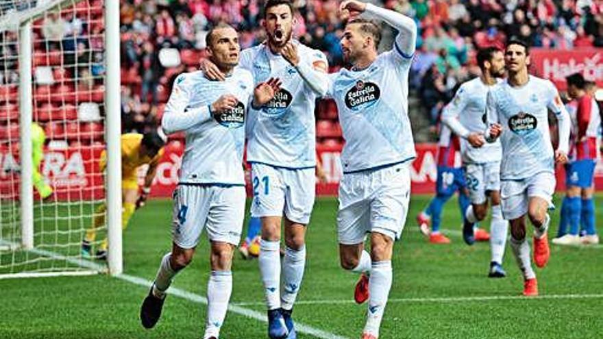 Álex celebra el gol del curso pasado en El Molinón con Pablo Marí y con Christian Santos.