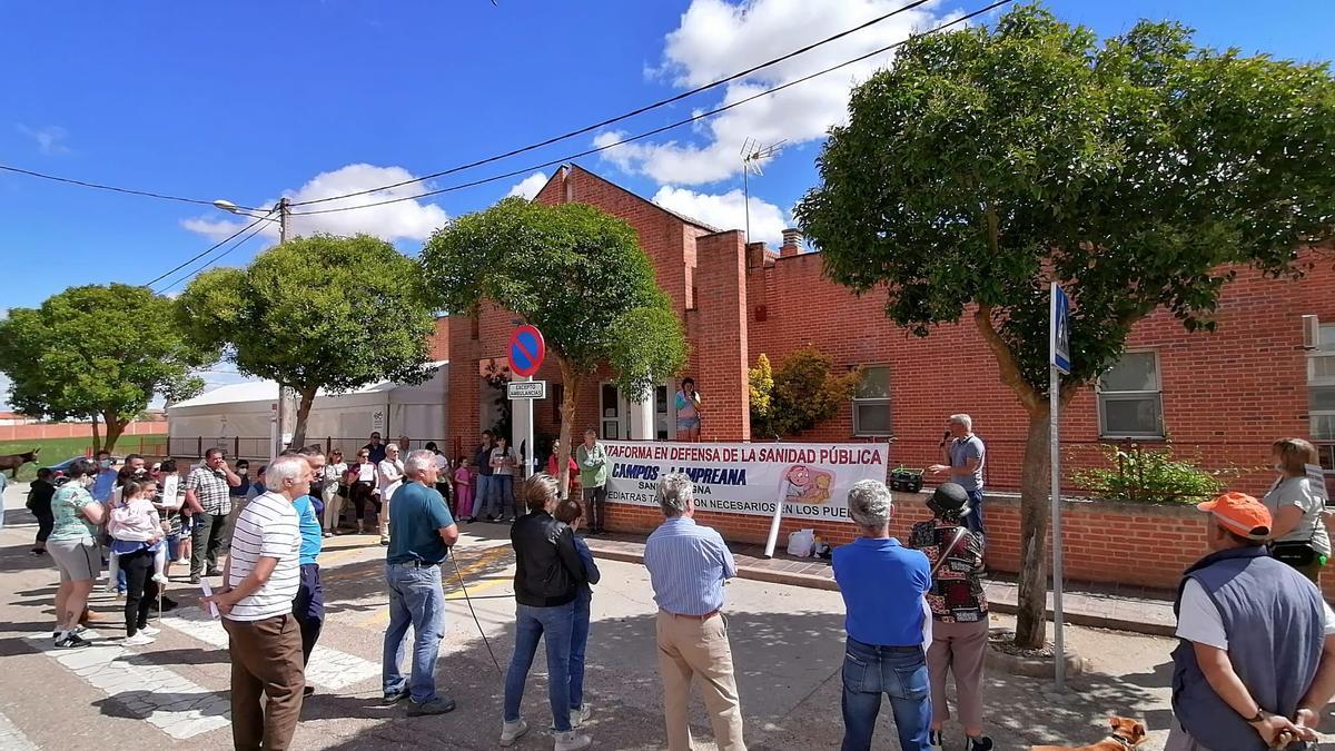 Concentración por la mejora de la sanidad, celebrada en Villarrín de Campos