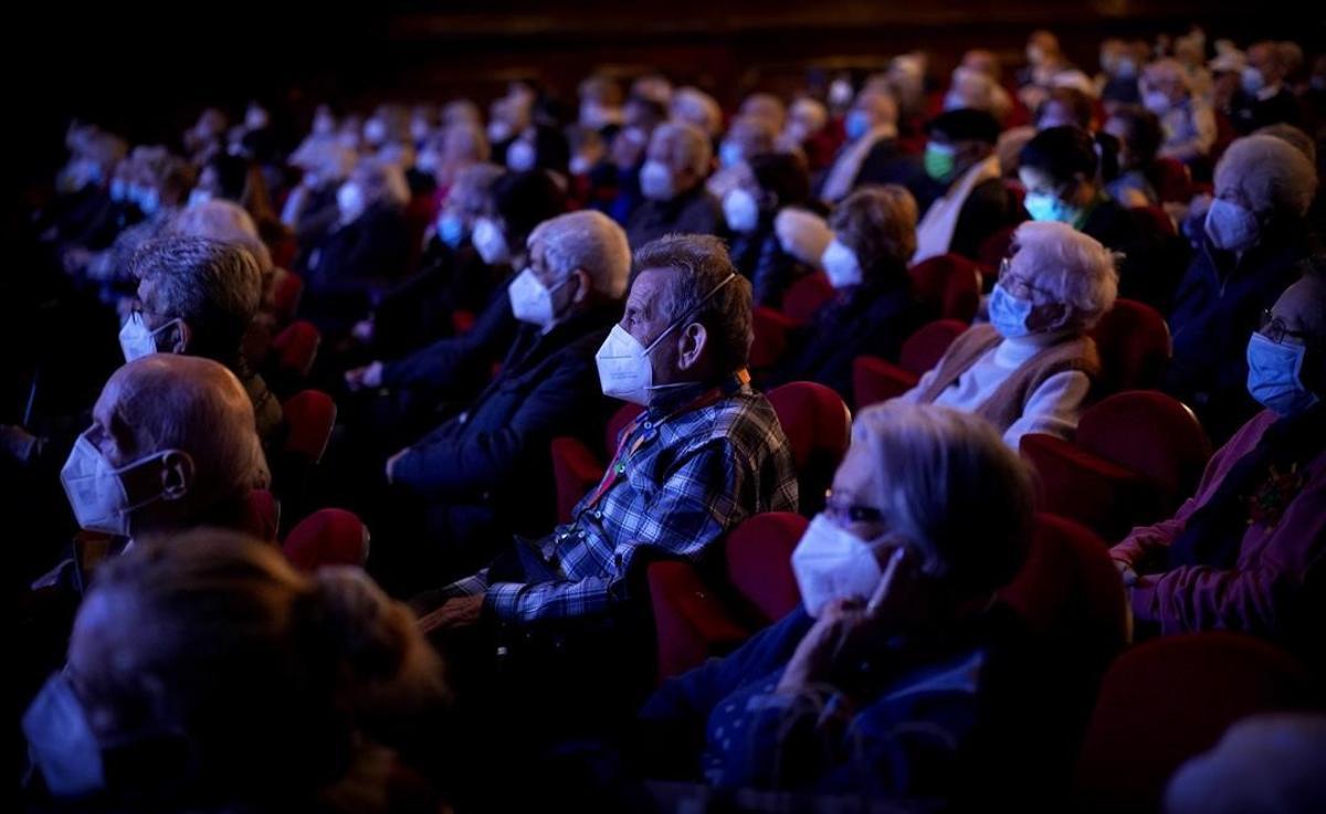 Función especial para los mayores de residencias de Madrid que ya han sido inmunizados con la vacuna contra la covid-19 en el teatro EDP Gran Vía.