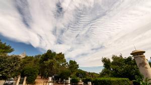 El cielo de Barcelona, el lunes 28 de agosto, con vistosas nubes altas, cirrocúmulos lenticulares y undulatus