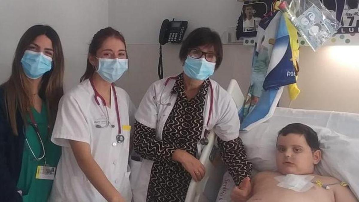 El pequeño Julián, junto a oncólogas pediatras en el hospital.