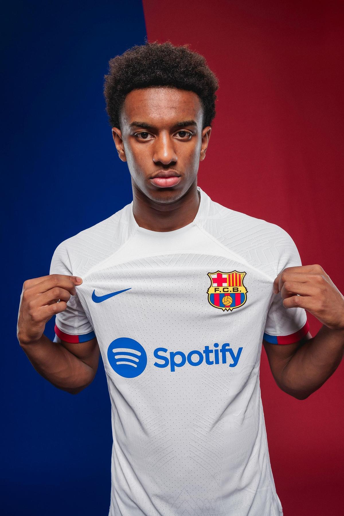 ¡Así luce la rompedora nueva camiseta blanca del Barça!