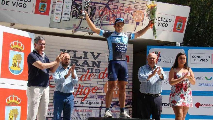 Aser Estévez, en el podio tras proclamarse campeón del trofeo. // FdV