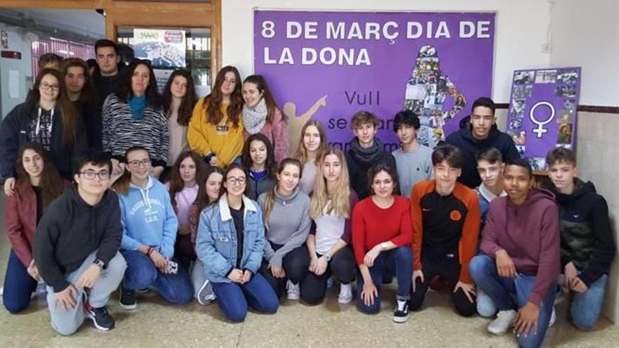 Alumnos del IES Jorge Juan frente al mural conmemorativo del 8 de Marzo.