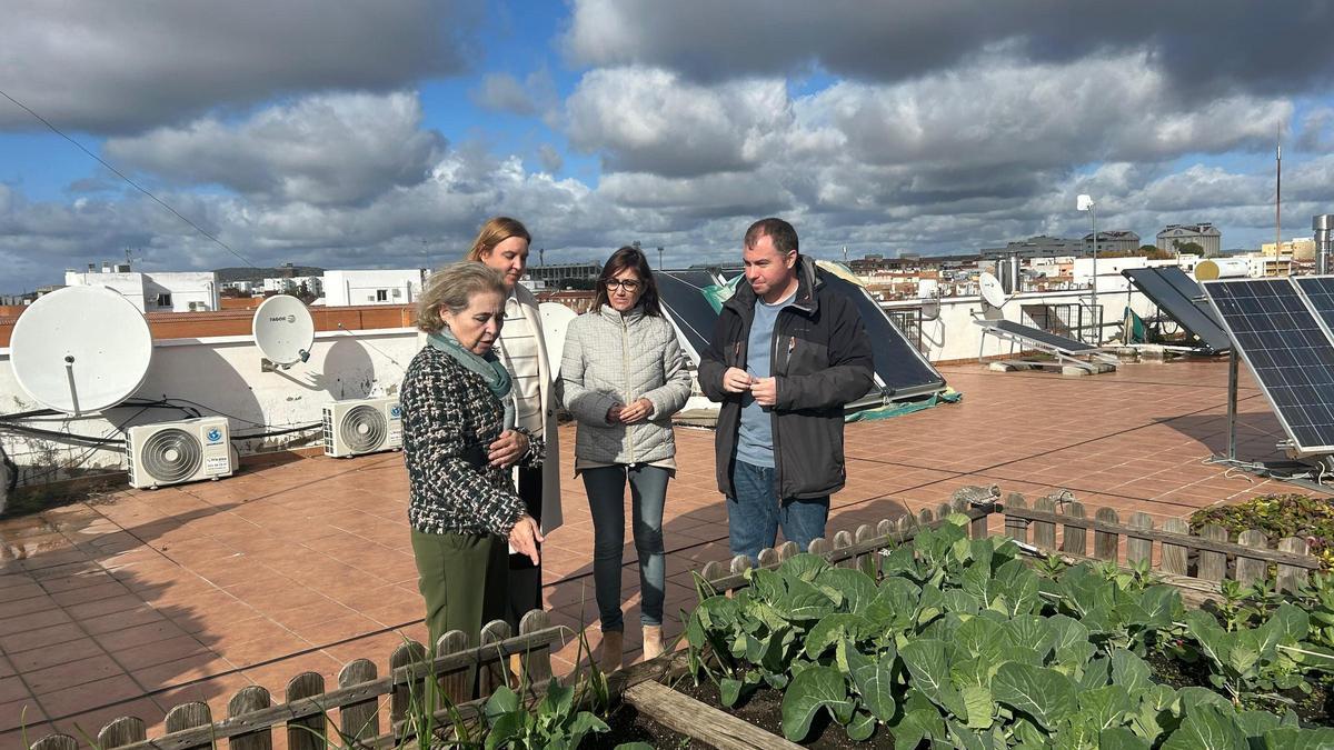 La consejera de Educación, María Mercedes Vaquera, durante su visita al centro educativo emeritense.