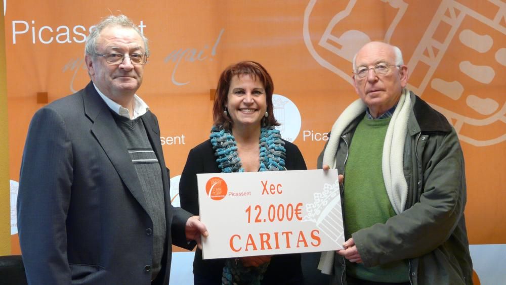 Vicent cardona recibe un cheque para Cáritas en Picassent.