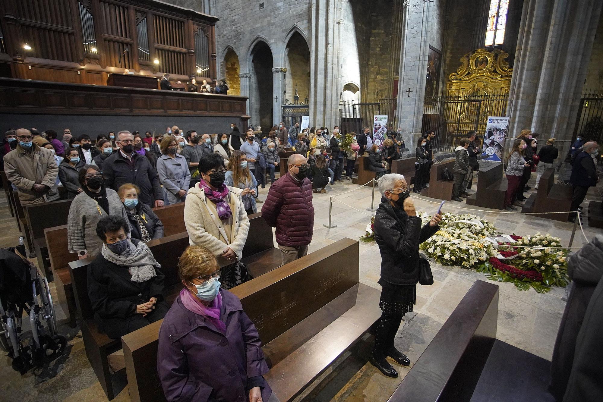 La plaça dels Apòstols de Girona s'omple de palmes per celebrar el Diumenge de Rams
