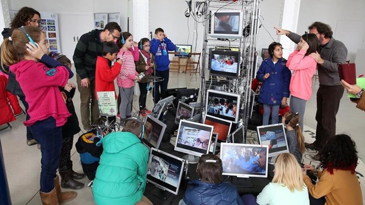 Piqué (derecha) instruye a los chavales en el 'castelloscopio'.