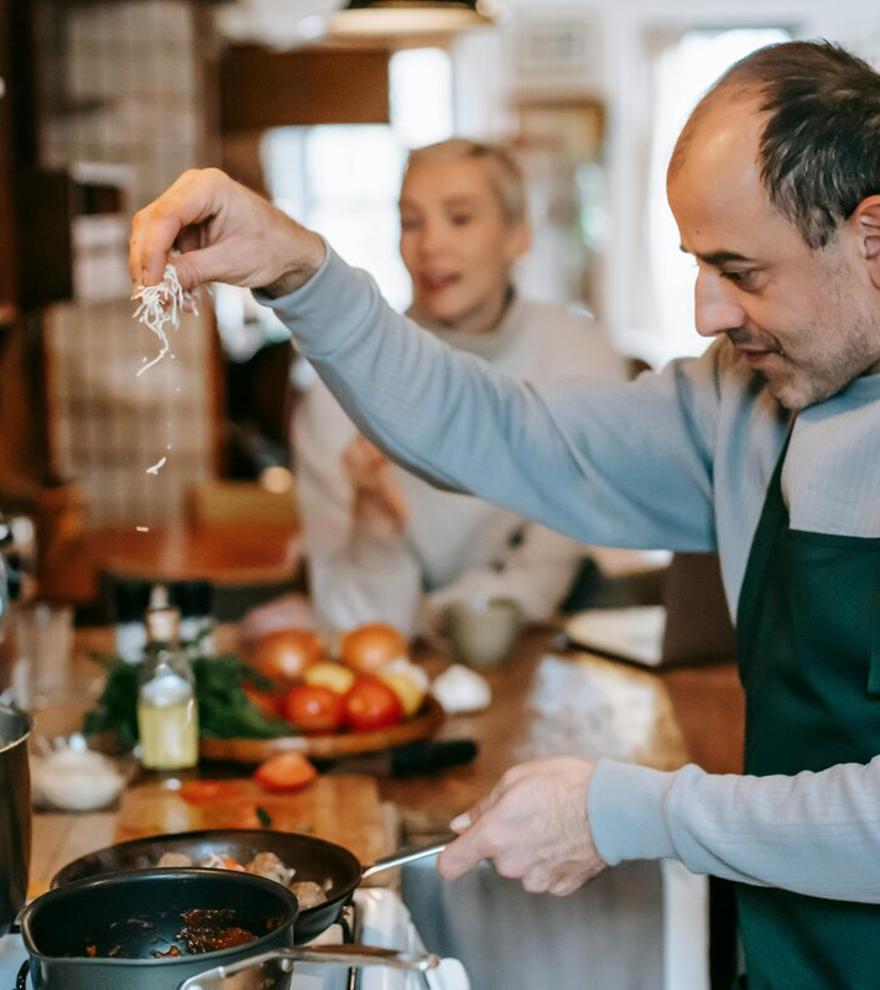 Adiós a los saltos del aceite al cocinar: Ikea ha creado el accesorio definitivo para mantener limpia la encimera