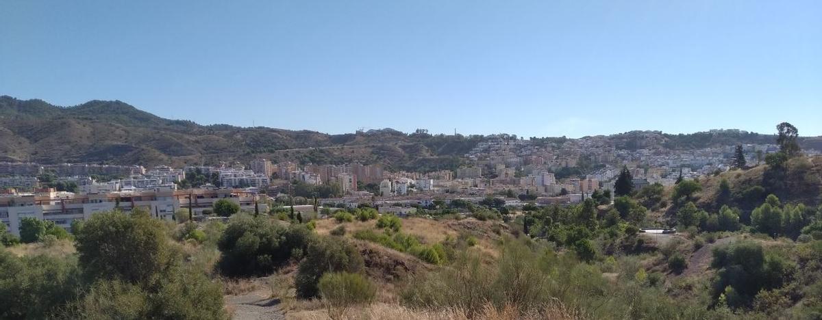 Vista de Málaga desde uno de los cerros del parque.