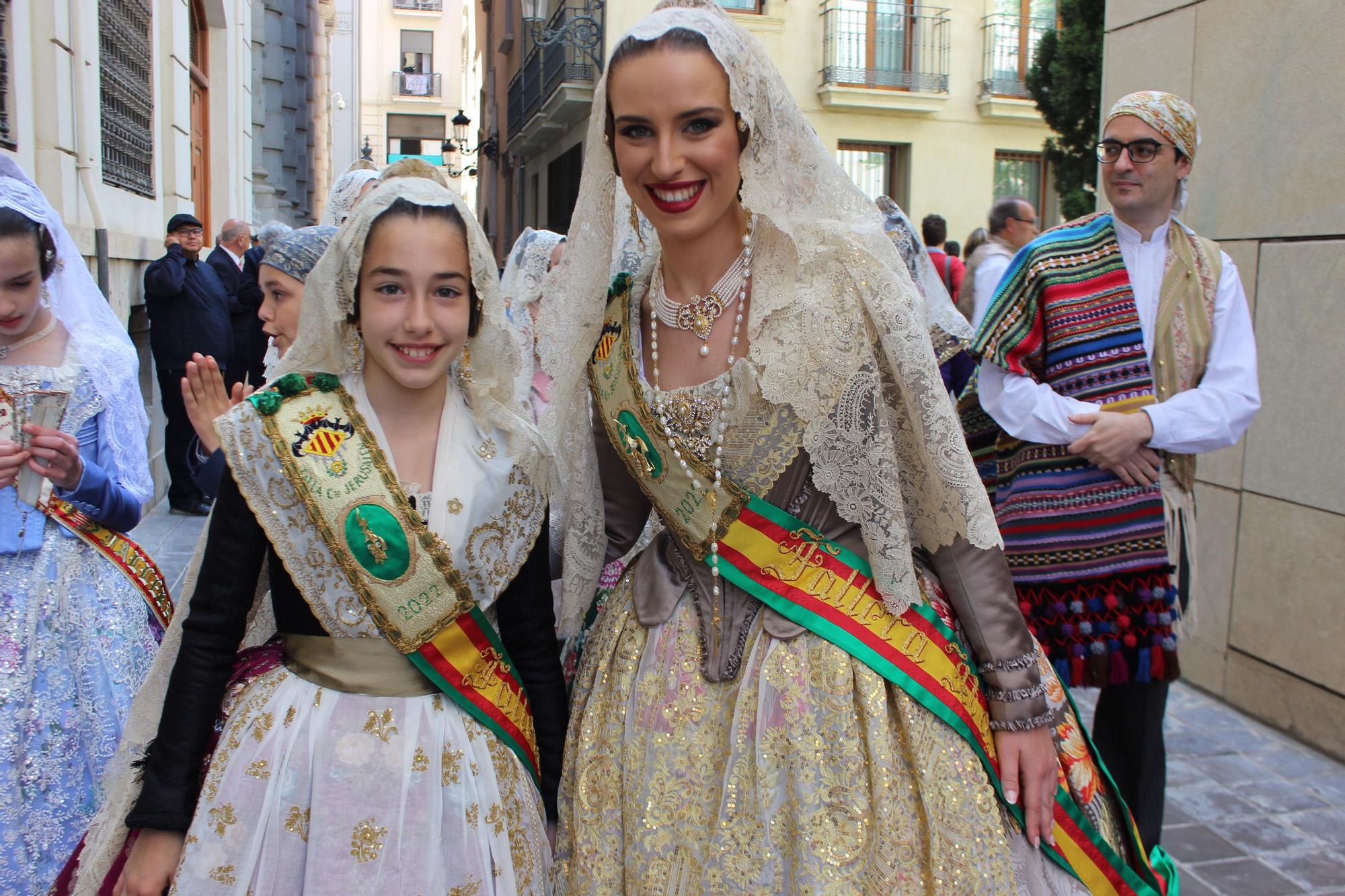 El desfile de falleras mayores en la Ofrenda a San Vicente Ferrer