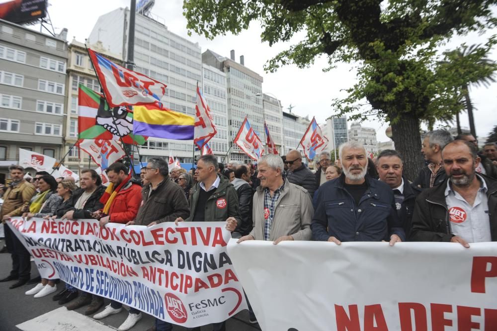 Unas 4.000 han secundado la manifestación convocada por UGT y CCOO que ha arrancado A Palloza y ha terminado en la plaza de Ourense, ante la Delegación del Gobierno en Galicia.