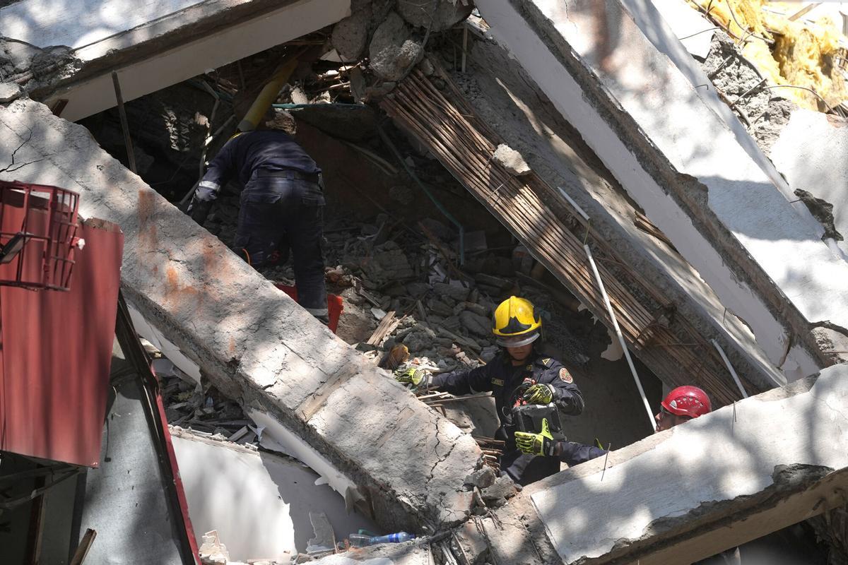 Integrantes del cuerpo de Bomberos de Cali trabajan entre los escombros de edificaciones colapsadas por el terremoto de magnitud 7,4 que sacudió Colombia. Integrantes del cuerpo de Bomberos de Cali trabajan entre los escombros de edificaciones colapsadas por el terremoto de magnitud 7,4 que sacudió Colombia.