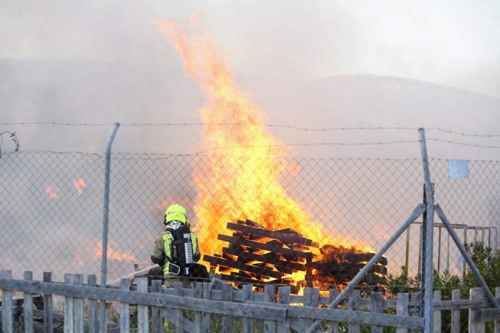 Las imágenes del incendio en un almacén de palés genera una gran columna de humo en Alicante.