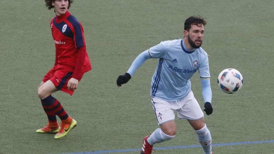 Un jugador del Celta controla el balón durante el encuentro de ayer en A Madroa. // Alba Villar