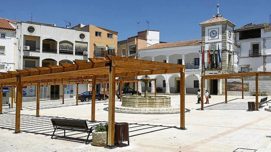 La plaza de Logrosán cuenta con mobiliario y zona de sombra