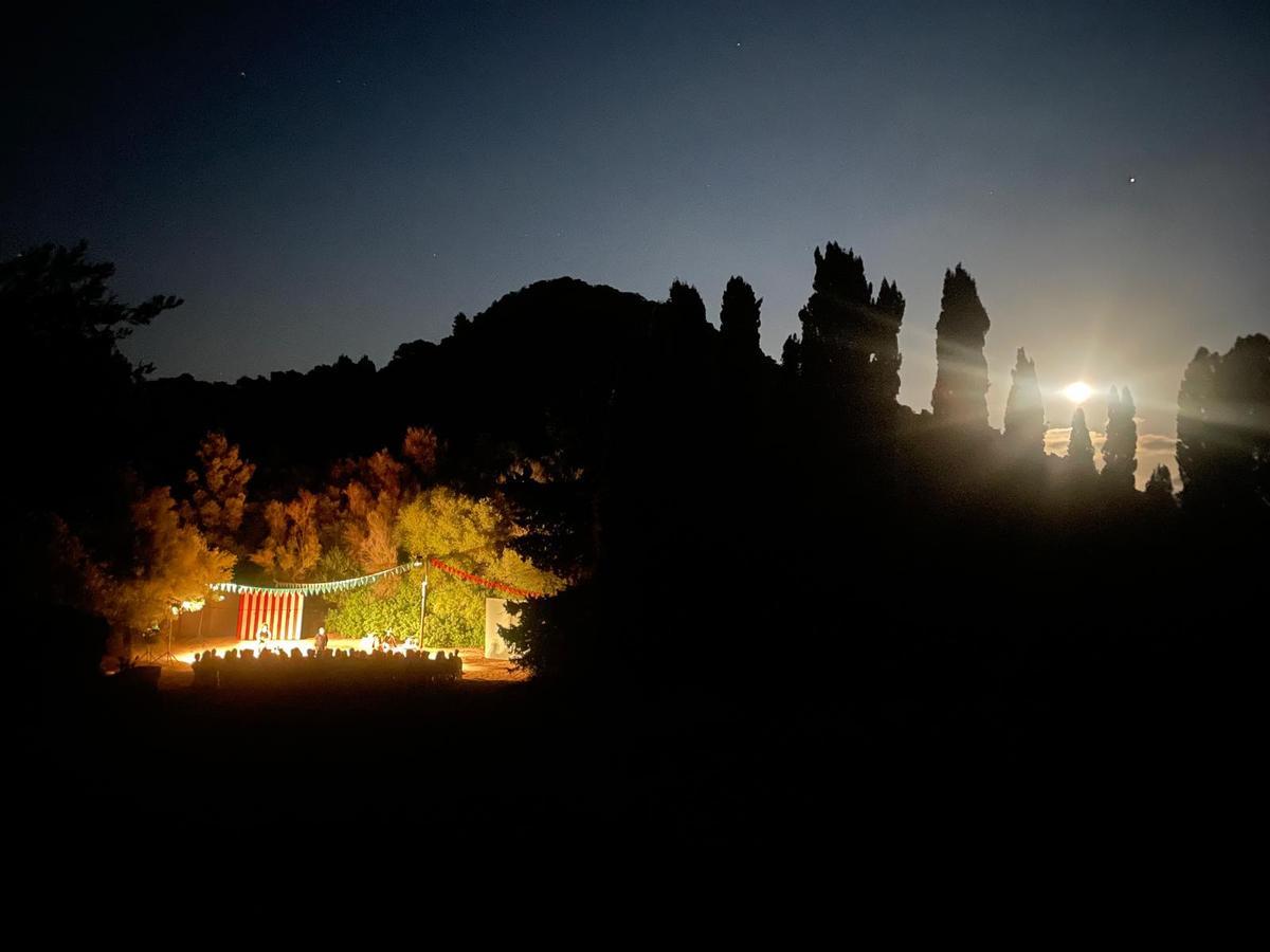 Las funciones tienen lugar al aire libre, en una finca de Son Servera.