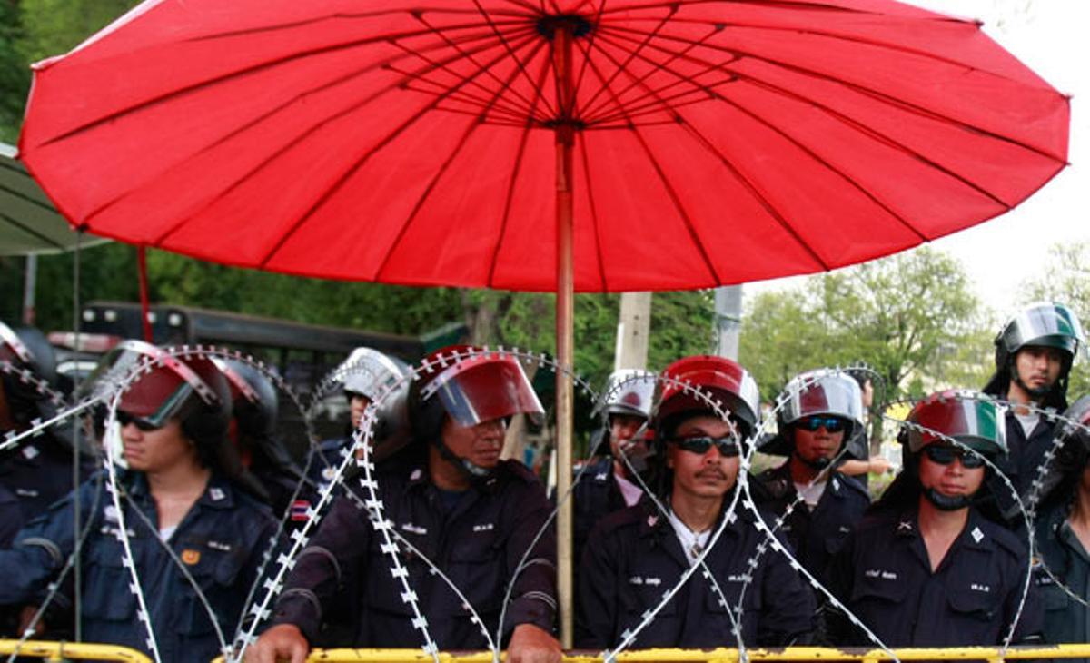 Policies protegint-se del sol davant del govern de Tailàndia a Bangkok Policies protegint-se del sol davant del govern de Tailàndia a Bangkok