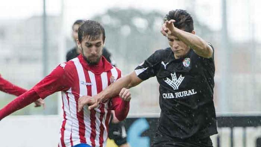 Cristian pugna por un balón, ayer.