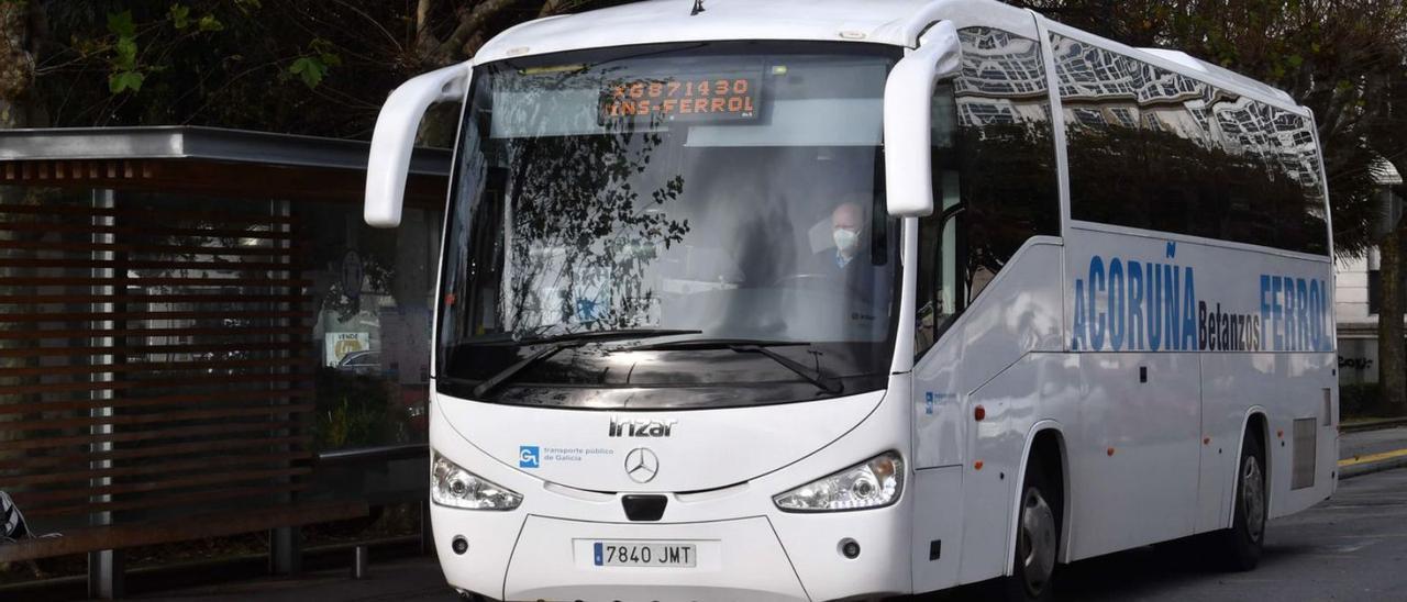 Un autobús de la línea entre A Coruña y Ferrol, en la parada de Entrejardines.   | // VÍCTOR ECHAVE