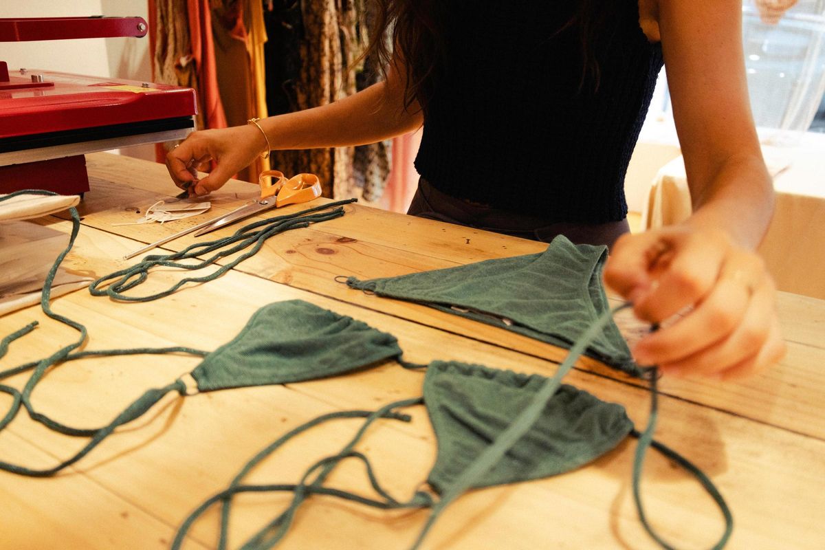 Camila quita las tiras a un biquini base al comienzo del taller.