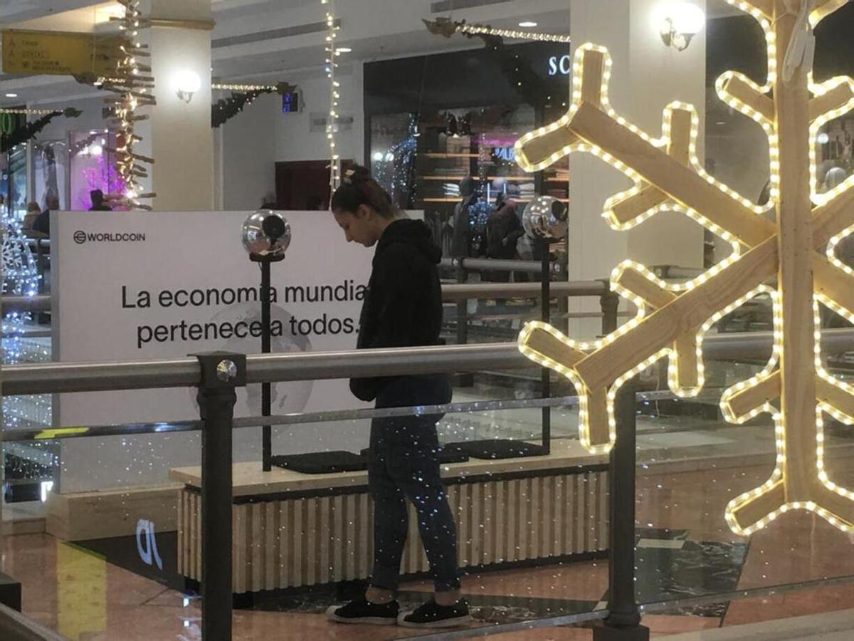 Las dos esferas de Worldcoin habilitadas en el Centro Comercial Plaza Mar 2 de Alicante
