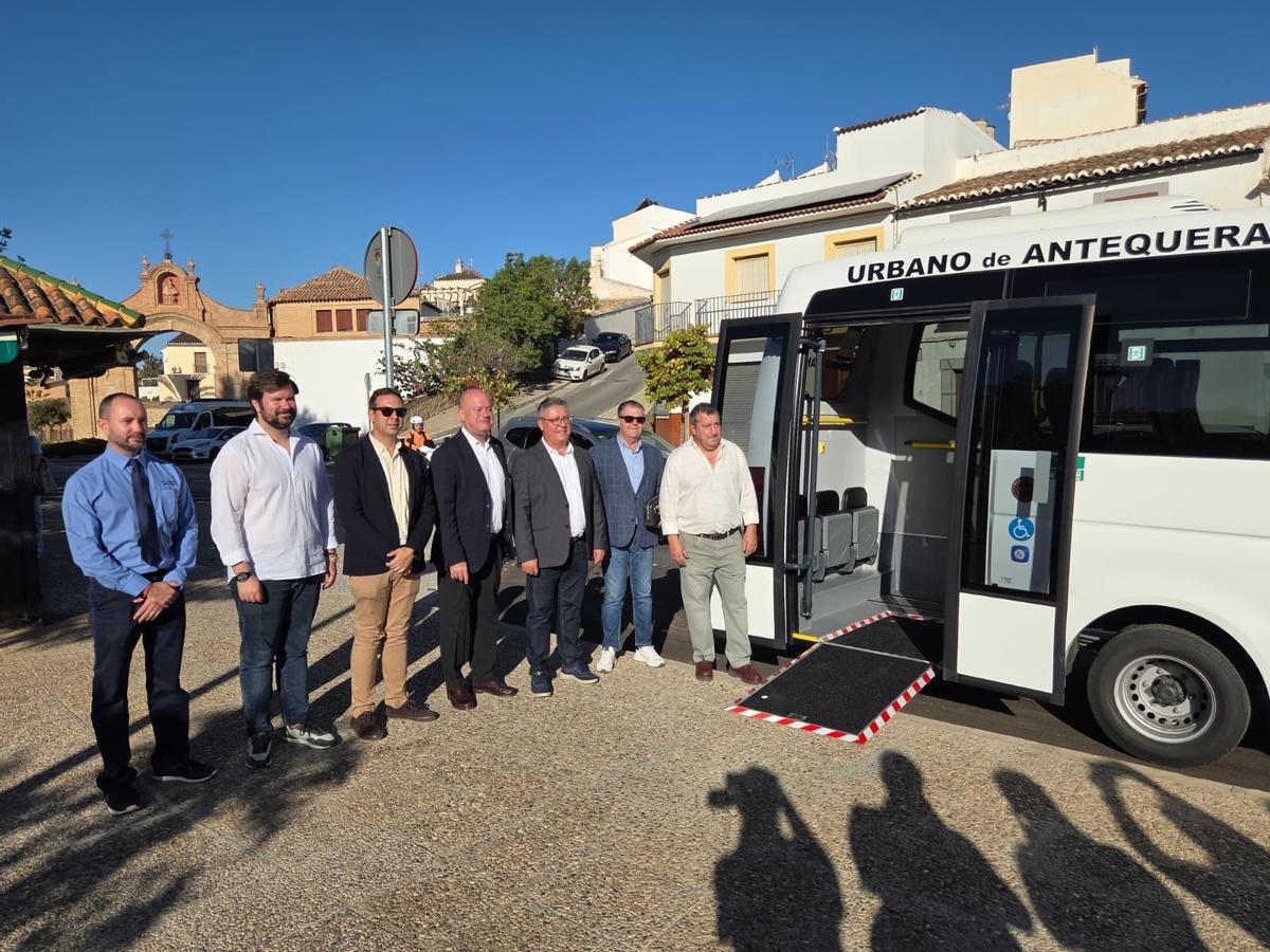 El nuevo autobús de transporte urbano de Antequera dará servicio a la Línea 2, que conecta la zona residencial de Fuentemora y los barrios de San Miguel.
