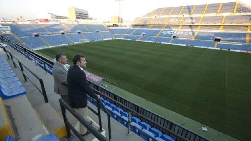 Valentín Botella y Carlos Parodi observan el terreno de juego del estadio Rico Pérez.