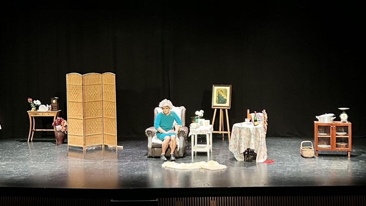 Una escena de la obra de teatro de la compañía Artes Pavón ‘Por la gloria de Gregoria’.  | SAIOA FERRER