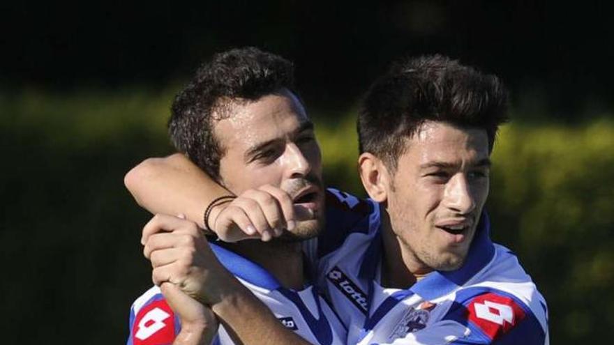 Bruno y Pizzi celebran un gol durante un partido amistoso de la pretemporada. / carlos pardellas