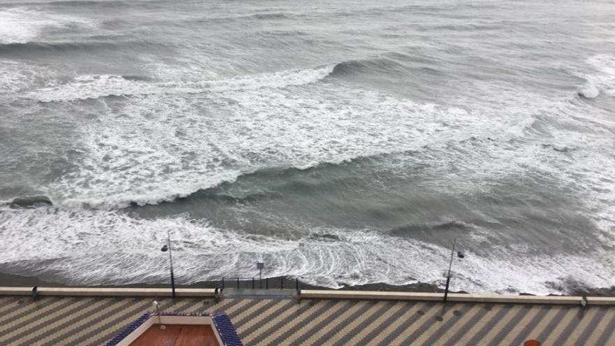 Oleaje ayer en la playa torroxeña de Ferrara.