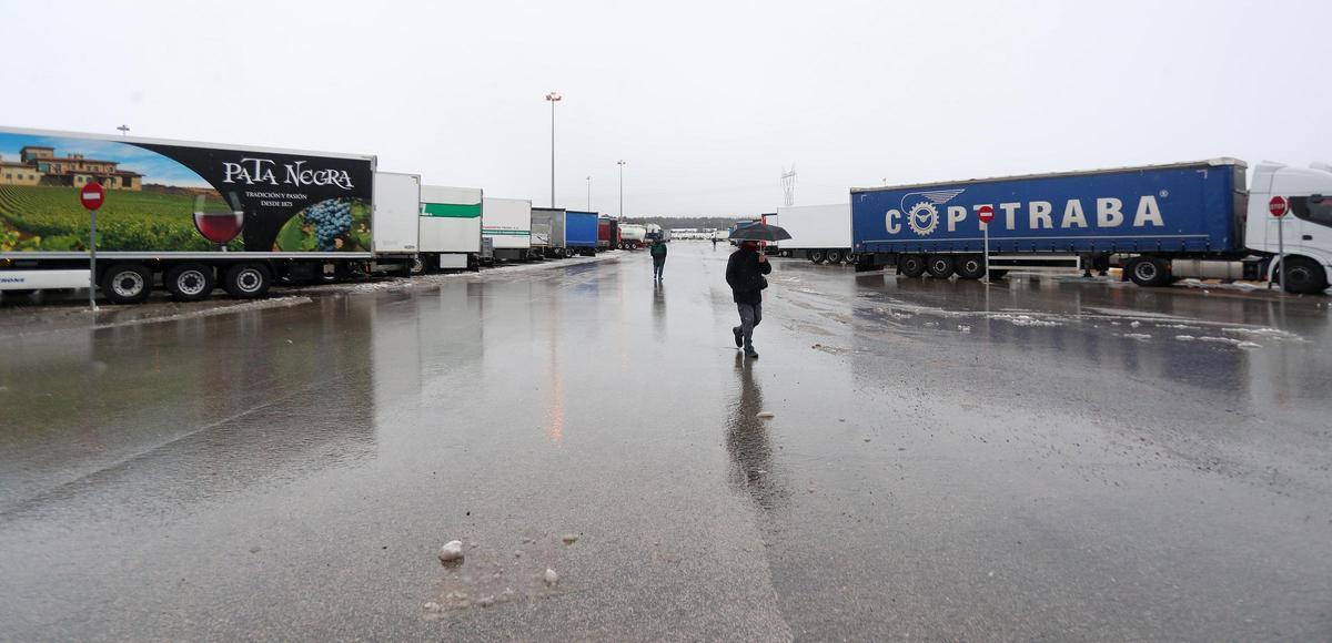 Numerosos transportistas permanecen atrapados en El Rebollar