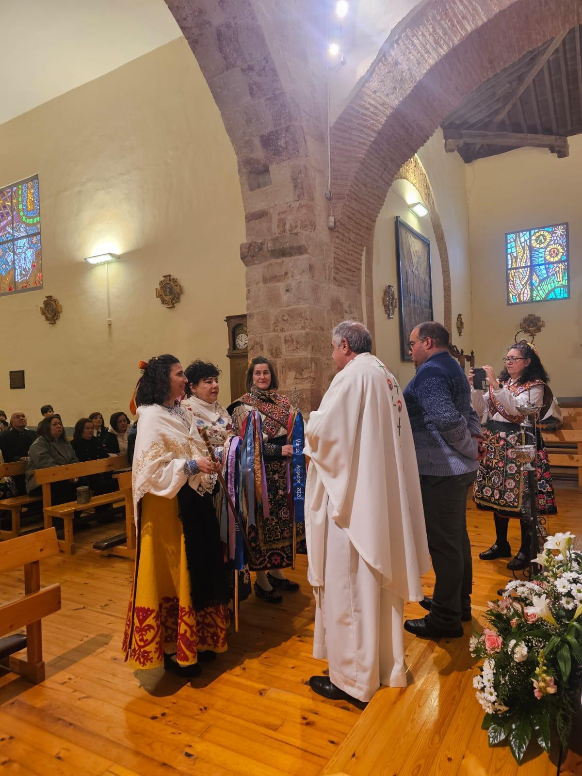 GALERÍA | Las águedas de Pajares salen procesión y bailan La Peregrina