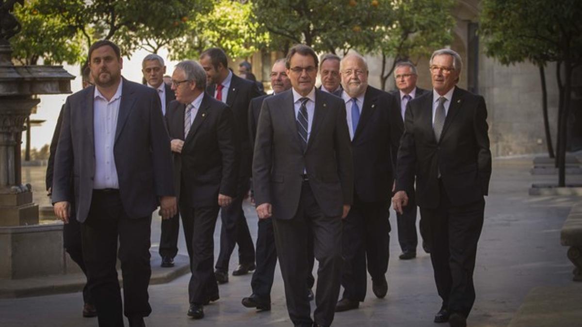 Oriol Junqueras y Artur Mas, entre otros, justo antes de la cumbre de partidos en la Generalitat sobre el derecho a decidir, el pasado 6 de mayo. CARLOS MONTAÑÉS