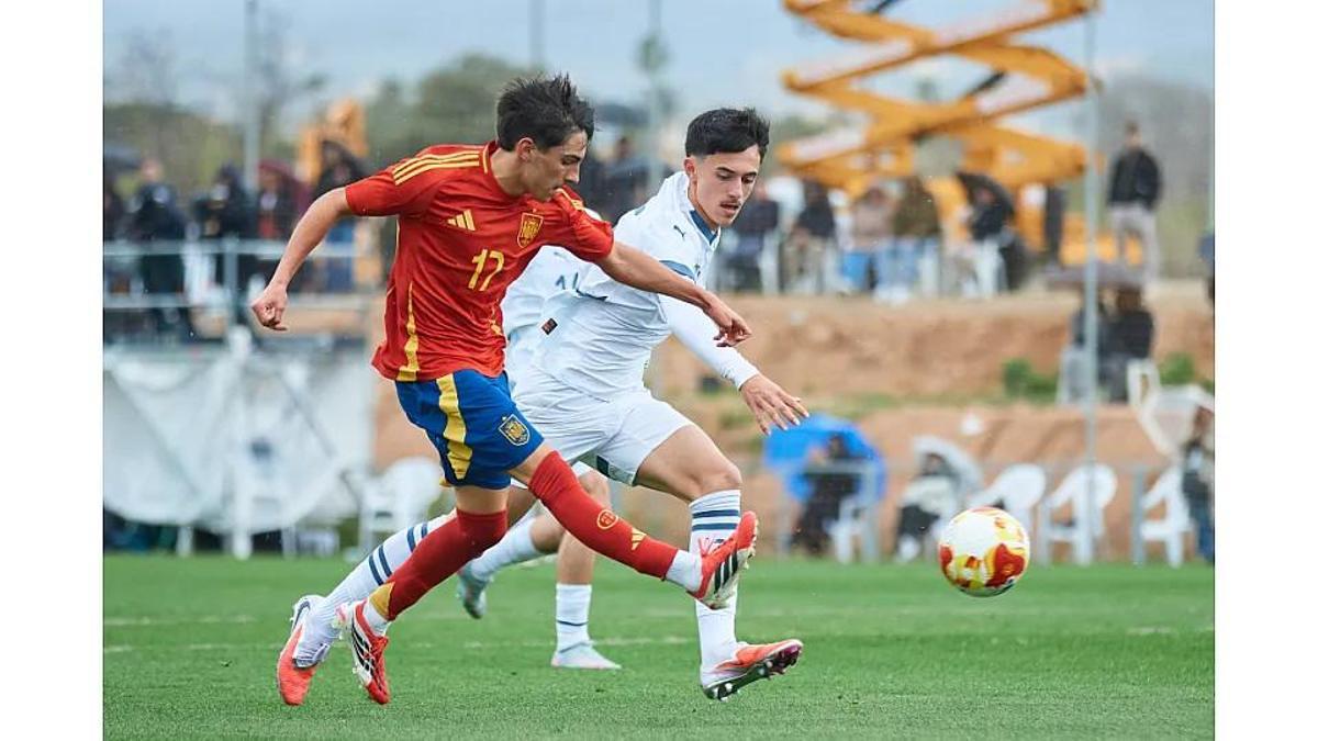 Raúl Lema, en acción con la selección española sub 16