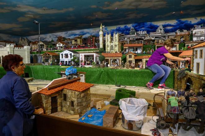 El Belén Artesanal de Valga se muestra entre bambalinas