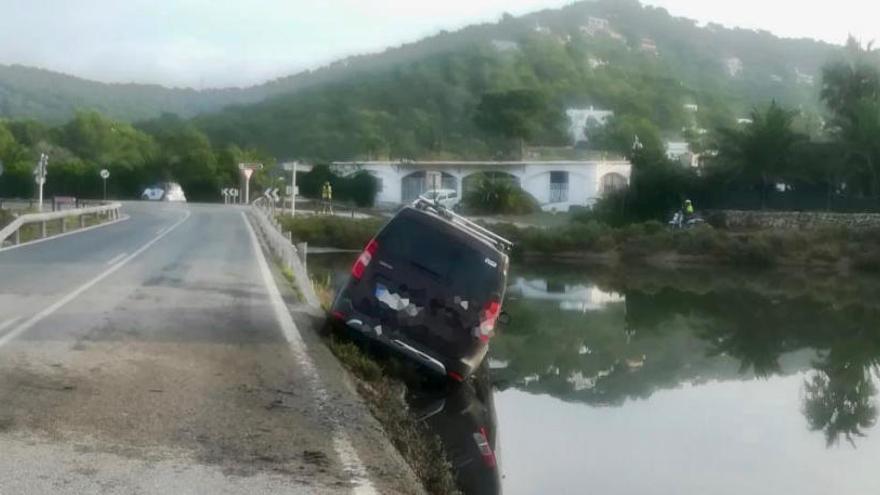 Un vehículo cae a uno de los canales de ses Salines de Ibiza.