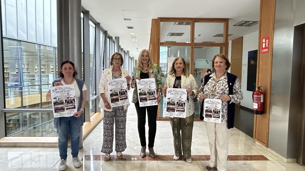 Por la izquierda, M. Nieves, componente de Valdesoto Musical Coro Xorrecer; Rosi García, secretaria; Aurora Cienfuegos; Pilar Presa, presidenta, y Mari Luz Villar, vicepresidenta.