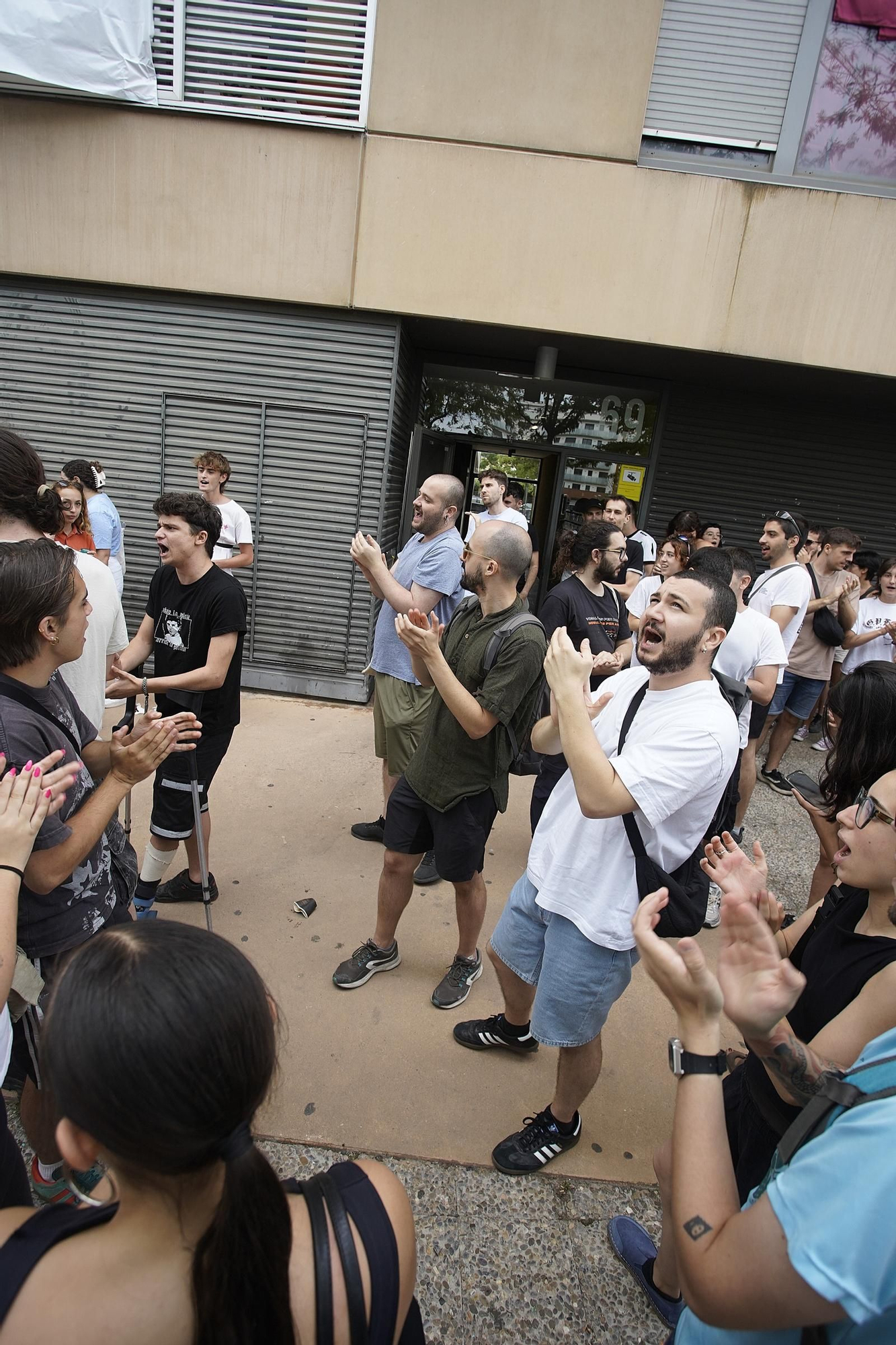 Les imatges de la concentració aquest matí davant el domicili